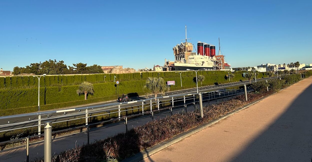 夢の国の隣にある「厳しい現実」